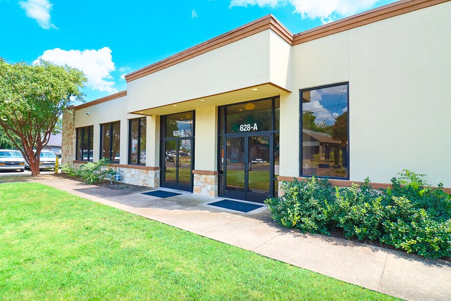 Primary Photo Of 628 Centre St, Dallas Office For Sale