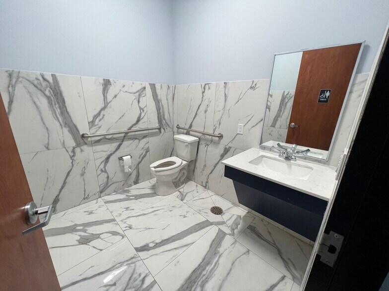 More Photos Of 18630 Intercontinental Crossing Dr, Houston Warehouse For Lease