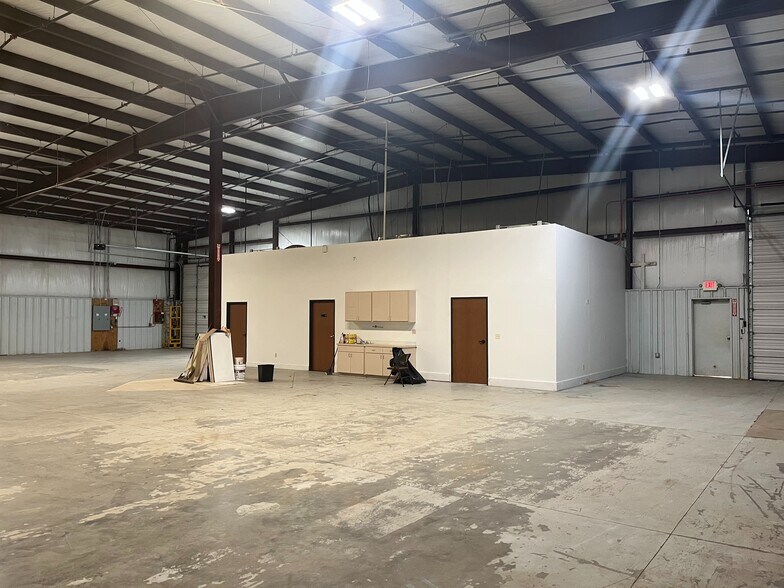 More Photos Of 7444 Melrose Ln, Oklahoma City Warehouse For Lease