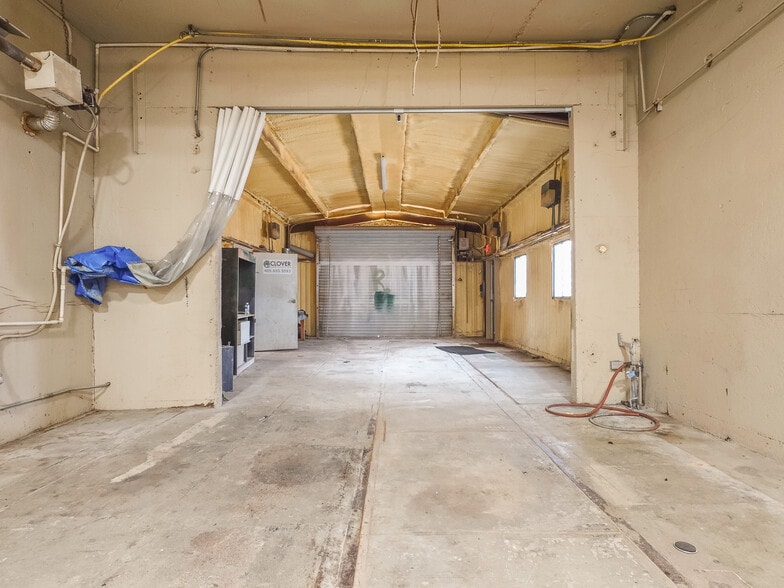 More Photos Of 401 S Ranchwood Blvd, Yukon Flex For Sale