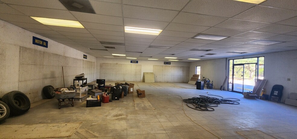 More Photos Of 284 S Center St, Pierson Auto Repair For Lease