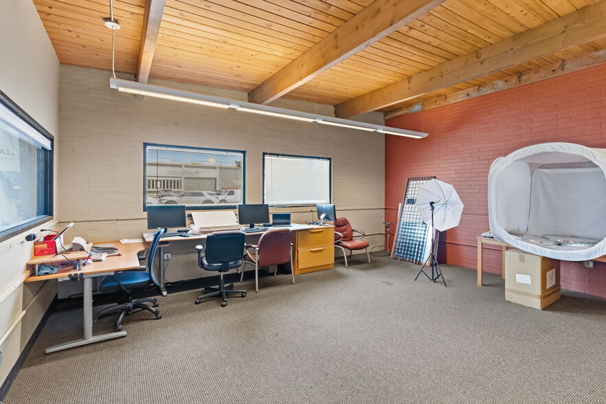 More Photos Of 940 Wilson St, Eugene Showroom For Sale