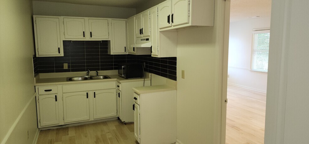 More Photos Of 16 Oak St, Roswell Medical For Sale