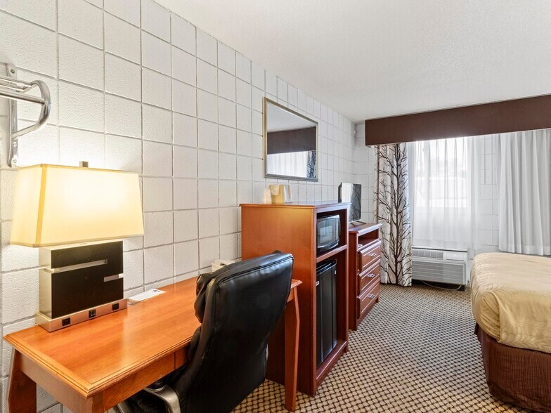 More Photos Of 100 W F St, Casper Hotel For Sale