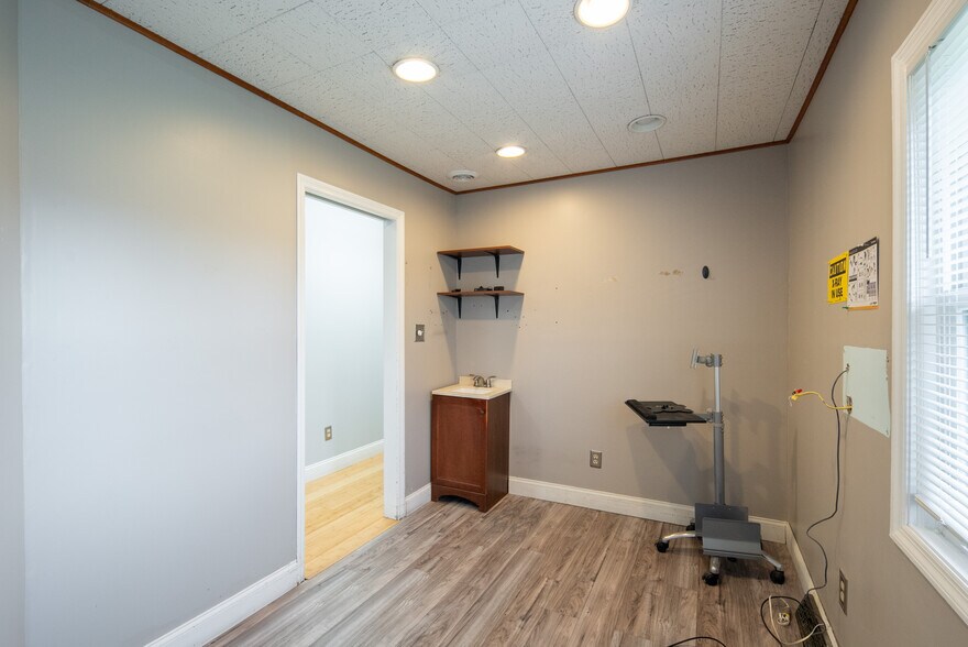 More Photos Of 1221 Altamont Ave, Schenectady Office For Sale