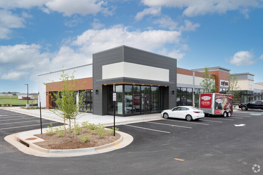 Primary Photo Of , Leesburg General Retail For Sale