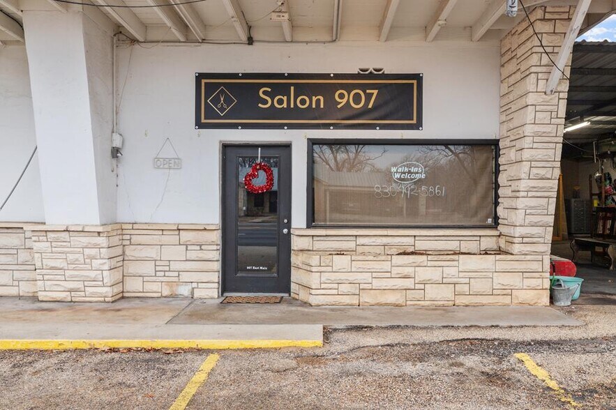 More Photos Of 905 E Main St, Fredericksburg General Retail For Sale