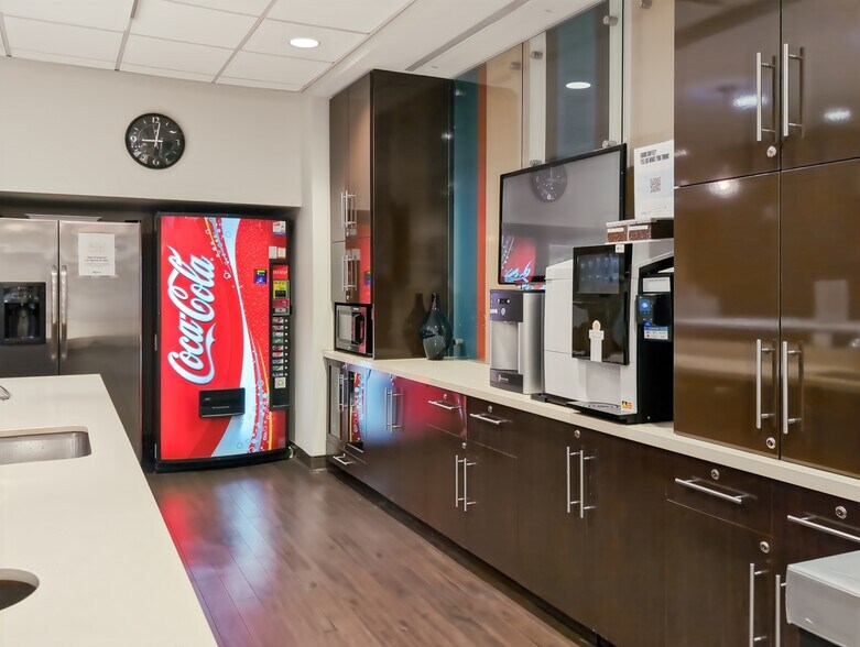 More Photos Of 1177 Avenue Of The Americas, New York Coworking Space