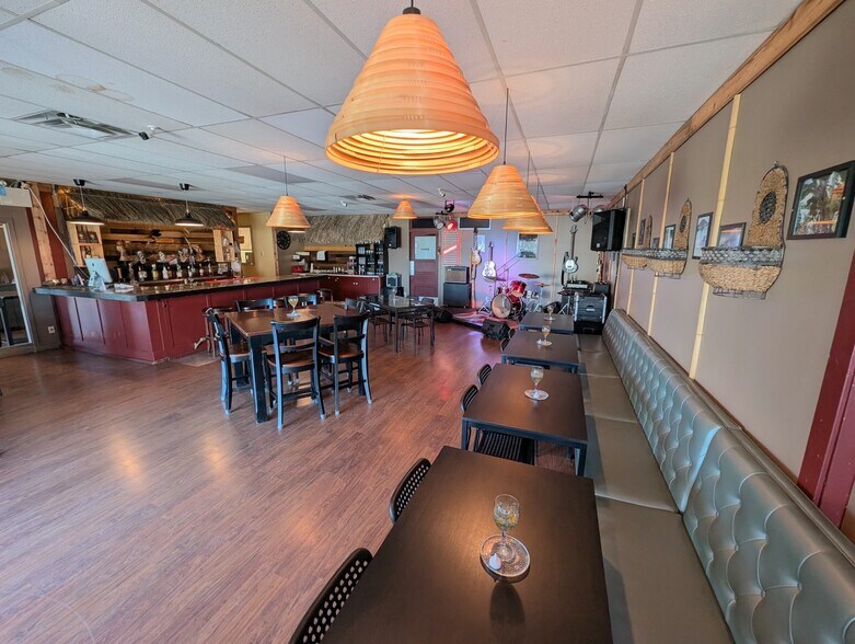 More Photos Of 5814 Riverside St, Abbotsford Storefront Retail Office For Sale