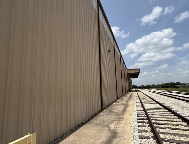 More Photos Of 16448 Old Corpus Christi Rd, Elmendorf Warehouse For Lease