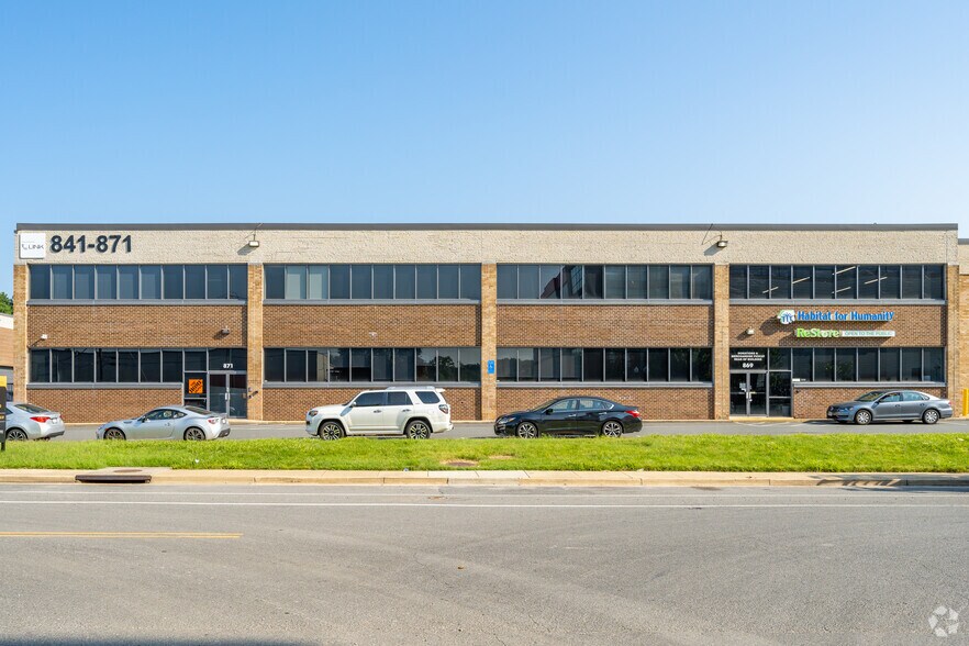 More Photos Of 841-881 S Pickett St, Alexandria Warehouse For Lease