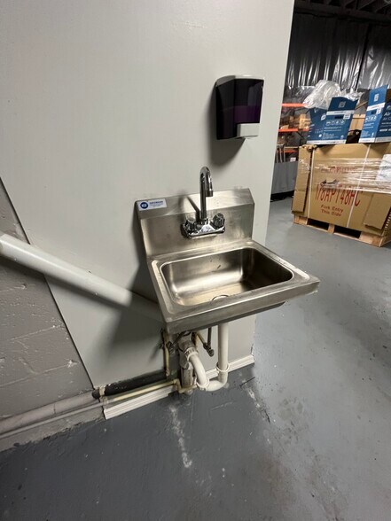 More Photos Of 1917 N Dixie Hwy, West Palm Beach General Retail For Sale