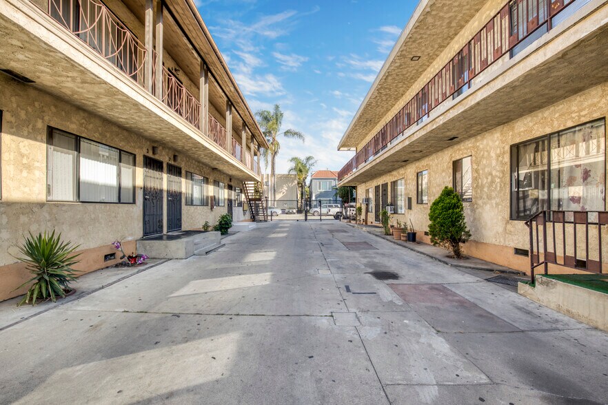 More Photos Of 5516 Virginia Ave, Los Angeles Multifamily For Sale