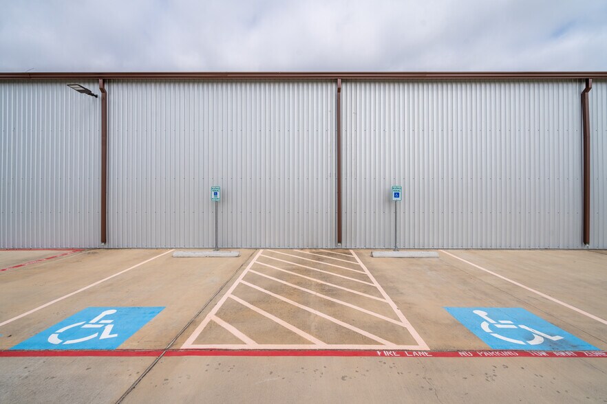 More Photos Of 6424 Queenston Blvd, Houston Light Distribution For Sale