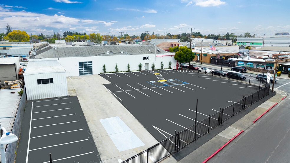 More Photos Of 860 Charter St, Redwood City Research And Development For Lease
