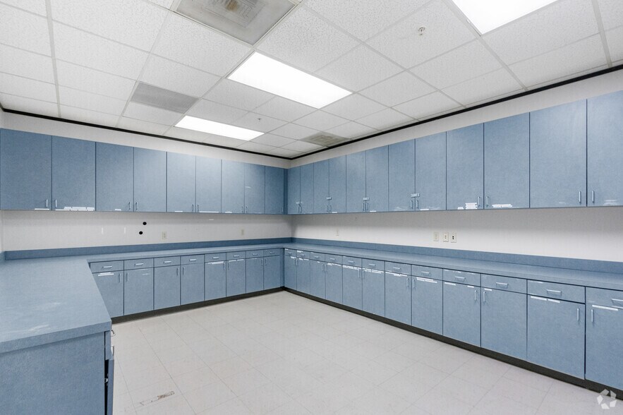 More Photos Of 8554 Katy Fwy, Houston Unknown For Lease