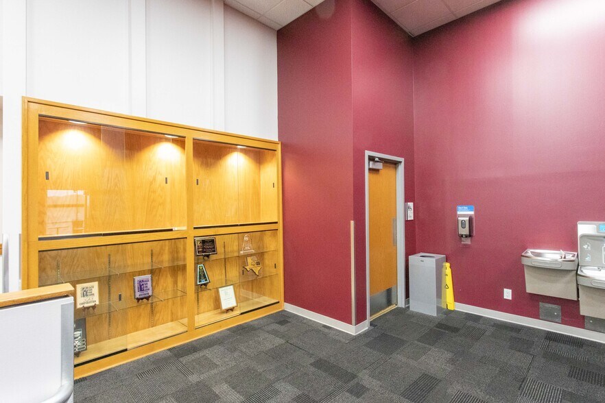 More Photos Of 2215 Southwest Pky, Wichita Falls Office For Lease