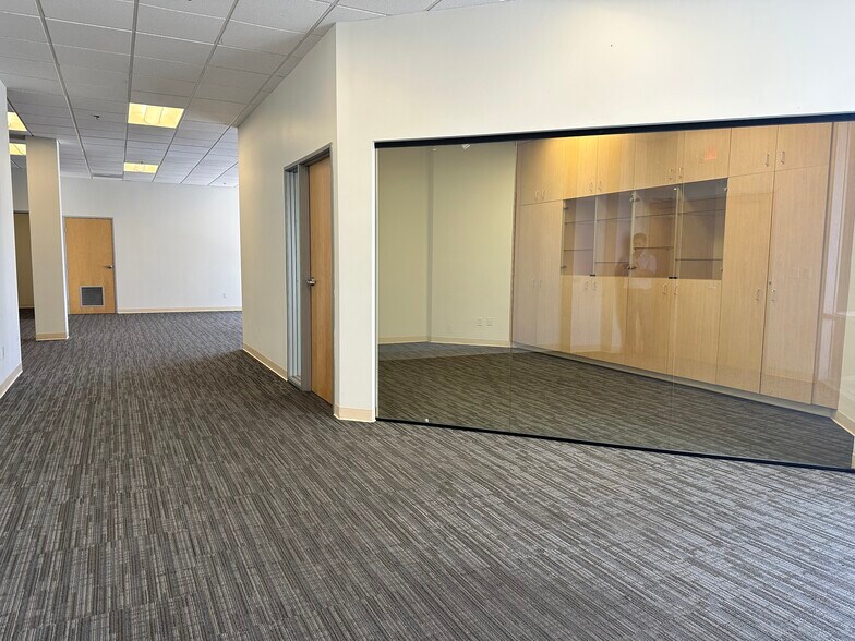 More Photos Of 28159 Avenue Stanford, Valencia Light Distribution For Lease