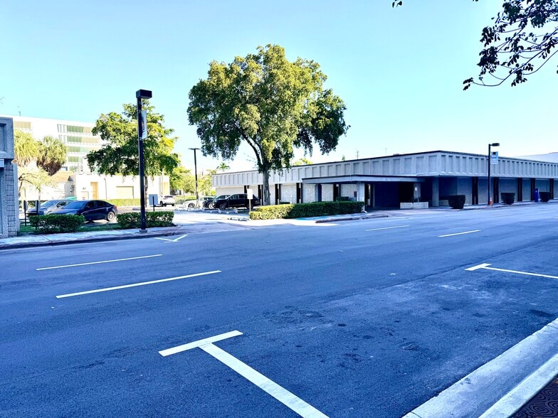 More Photos Of 2021 Tyler St, Hollywood Office For Lease