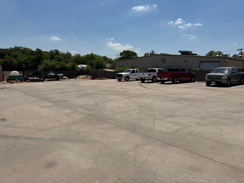 More Photos Of 414 N Kealy Ave, Lewisville Office For Sale