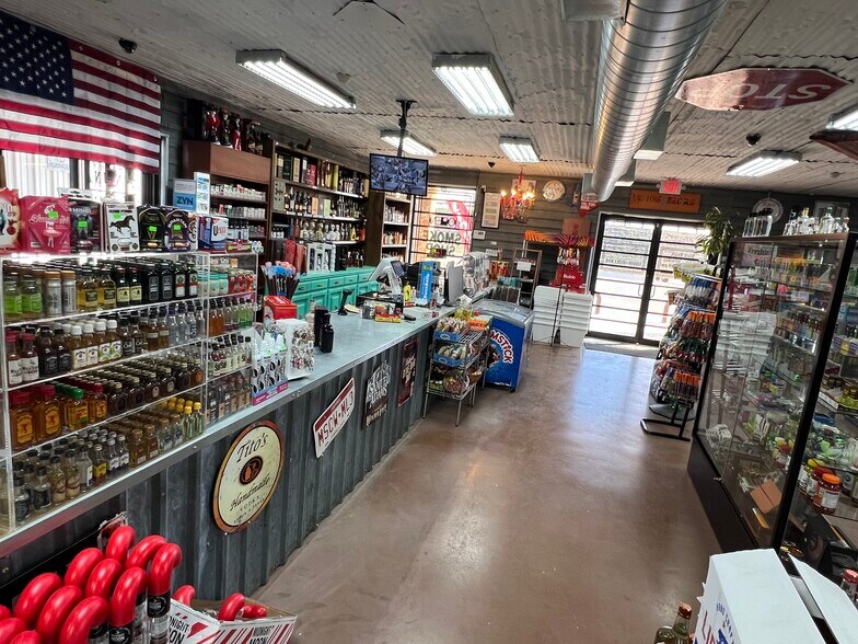 More Photos Of 1061 Cypress St, Roscoe Storefront For Sale