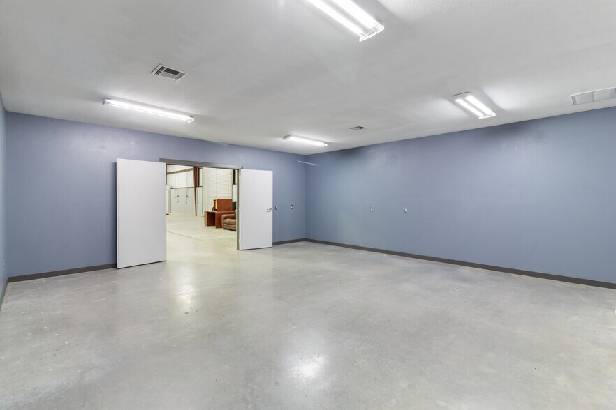 More Photos Of 7502 E State Highway 21, Bryan Warehouse For Lease