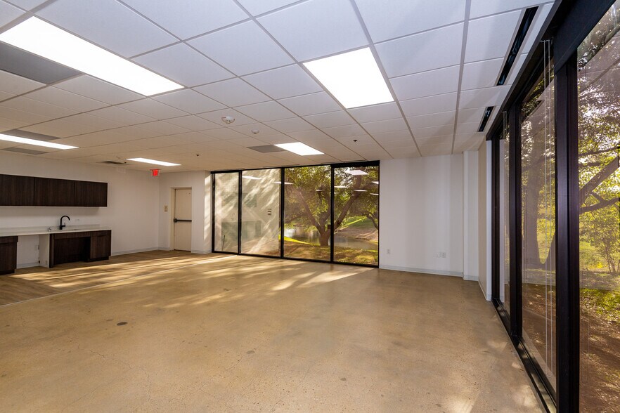 More Photos Of 104 Decker Ct, Irving Unknown For Lease