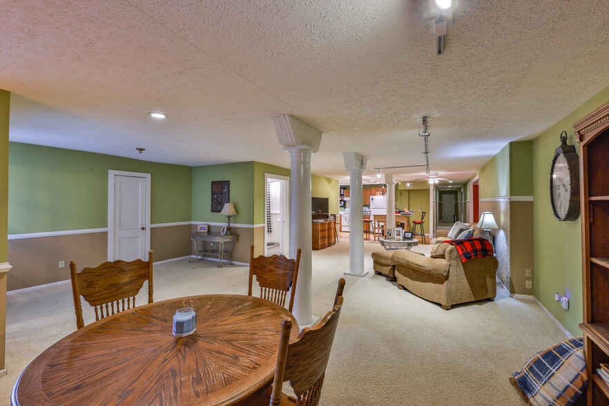 More Photos Of 126 N Wilson St, Dresden General Retail For Sale