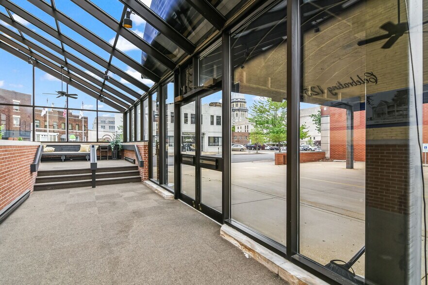 More Photos Of 227 E Adams St, Springfield Flex For Sale