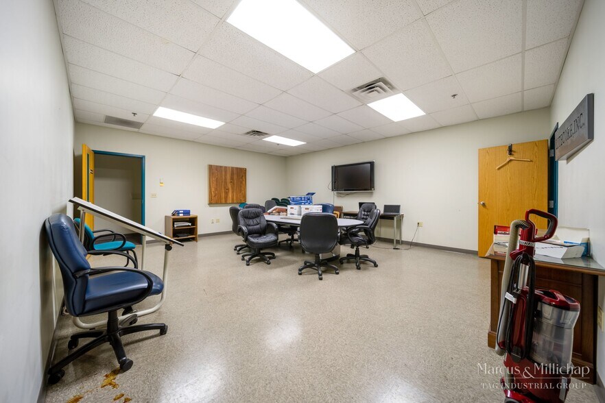 More Photos Of 5501 W Mill Rd, Milwaukee Manufacturing For Sale