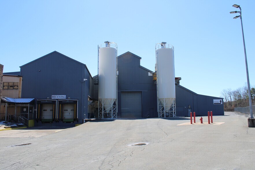 More Photos Of 101 Carleton Ave, Hazleton Manufacturing For Lease