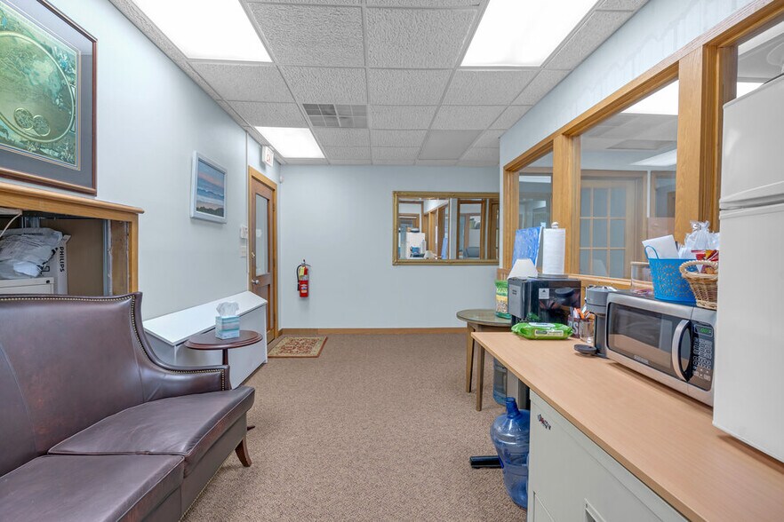 More Photos Of 27 Beach Rd, Monmouth Beach Medical For Lease