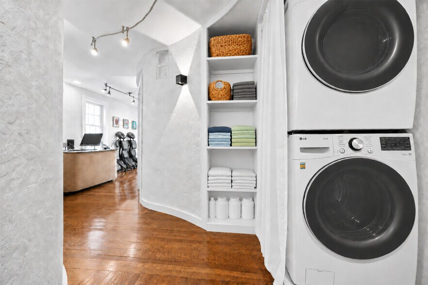 More Photos Of 182 Commercial St, Provincetown Storefront For Sale