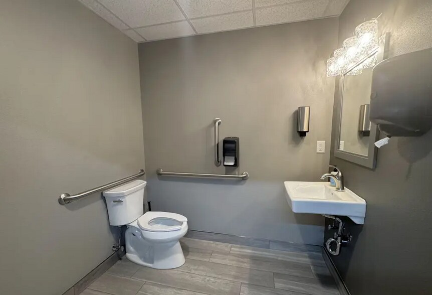 More Photos Of 633 1st Ave, Monroe Showroom For Lease