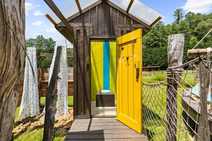 More Photos Of 32 Owl Creek Rd, Murphy Trailer Camper Park For Sale