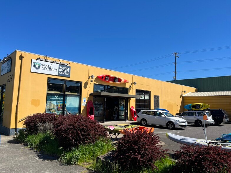 More Photos Of 704 SE Washington St, Portland Freestanding For Sale