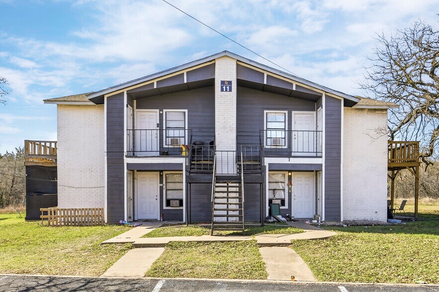 More Photos Of 1105 Westwood Ln, Giddings Apartments For Sale