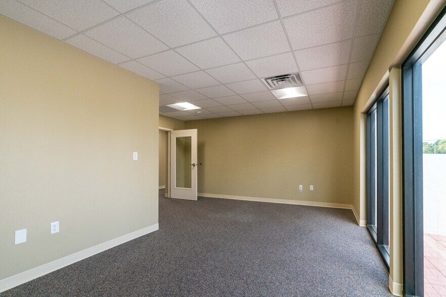 More Photos Of 12945 Seminole Blvd, Largo Unknown For Lease
