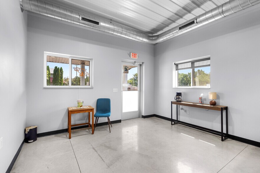 More Photos Of 390 Progress Dr, Cottage Grove Veterinarian Kennel For Sale