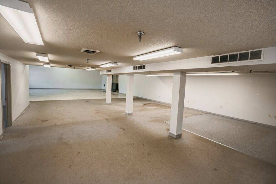 More Photos Of 2905 W Oakland Ave, Austin Auto Dealership For Sale