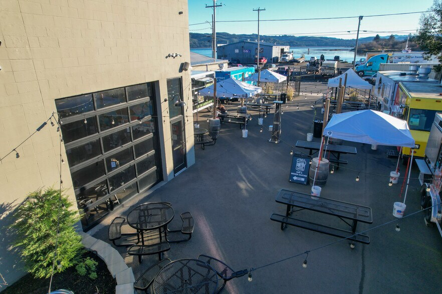 More Photos Of 775 N Front St, Coos Bay Bar For Sale