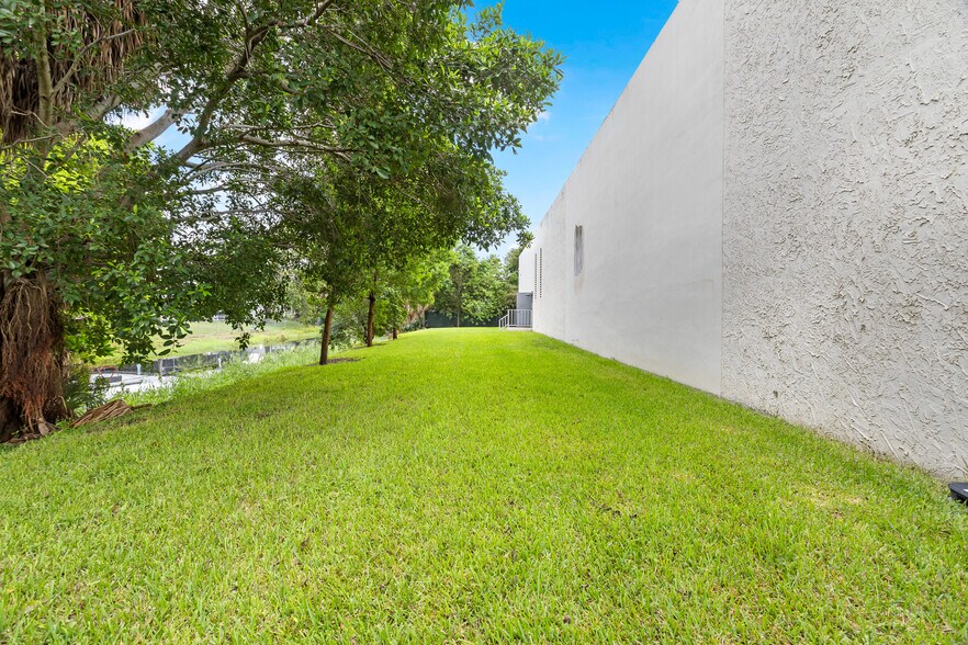 More Photos Of 2775 NW 63rd Ct, Fort Lauderdale Distribution For Lease