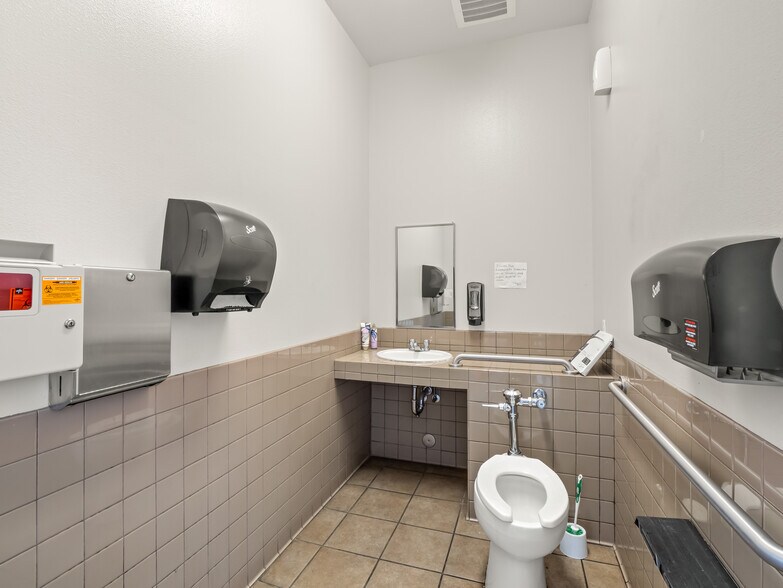 More Photos Of 504 W 7th St, Hanford Freestanding For Sale