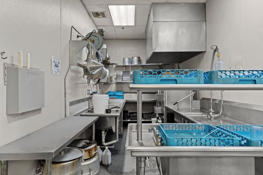 More Photos Of 1025 Industrial Dr, Crestview General Retail For Sale