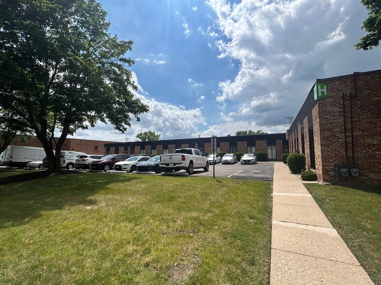 More Photos Of 400-490 Bonnie Ln, Elk Grove Village Warehouse For Lease