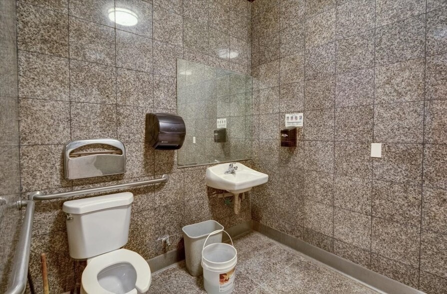 More Photos Of 400 E 12th St, Oakland Storefront Retail Residential For Sale