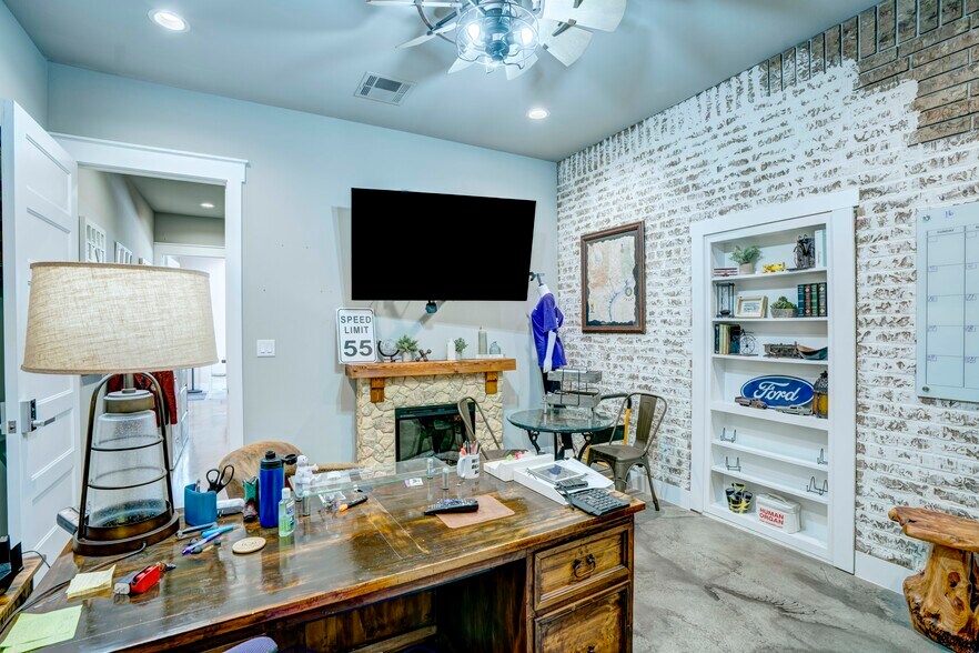 More Photos Of 5805 Starnes Rd, Watauga Office For Sale