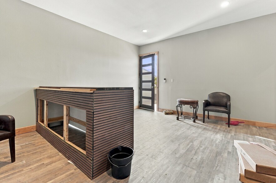 More Photos Of 1801 13th St, Levelland Light Distribution For Sale