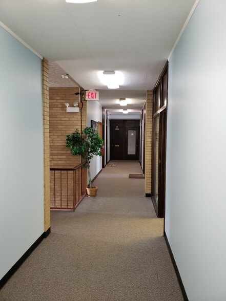 More Photos Of 570 E Northwest Hwy, Des Plaines Office For Sale