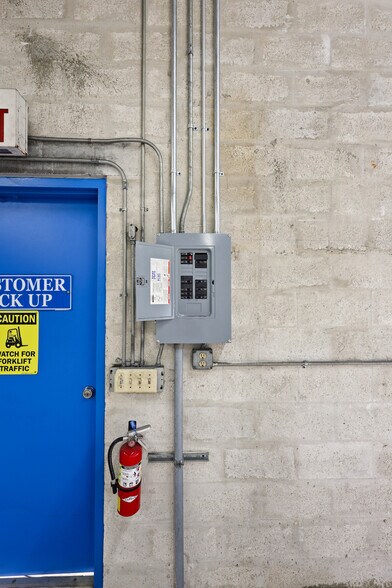More Photos Of 2605 Kelly Ln, Lake Worth Light Distribution For Lease